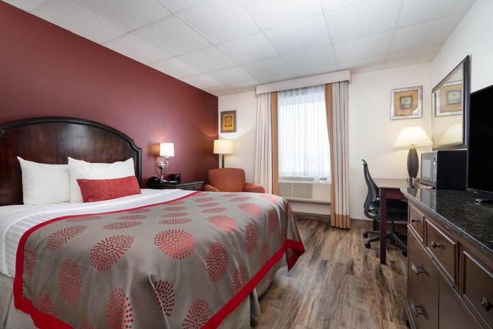1 Queen Bed (6 of 28)