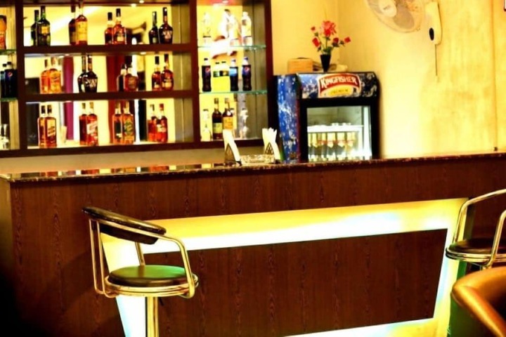 Lounge 10 of 13