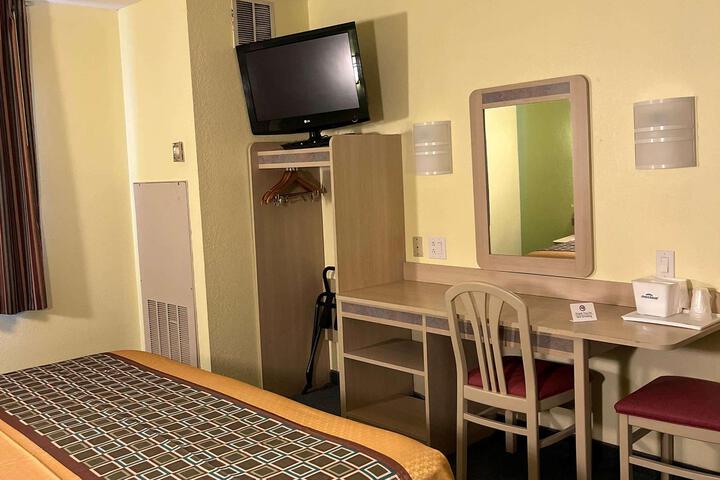1 King Bed (1 of 20)