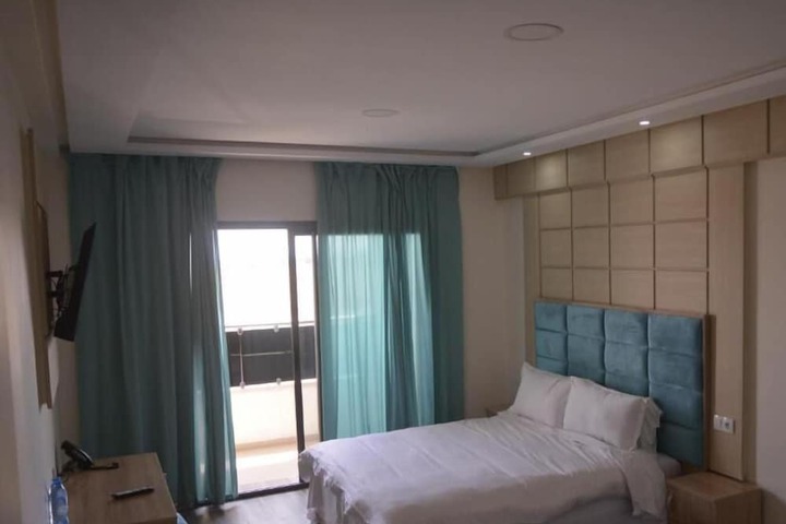 Room 6 of 10