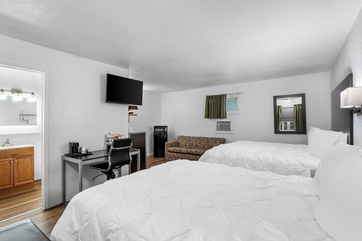 1 King Bed Queen Bed (4 of 9)