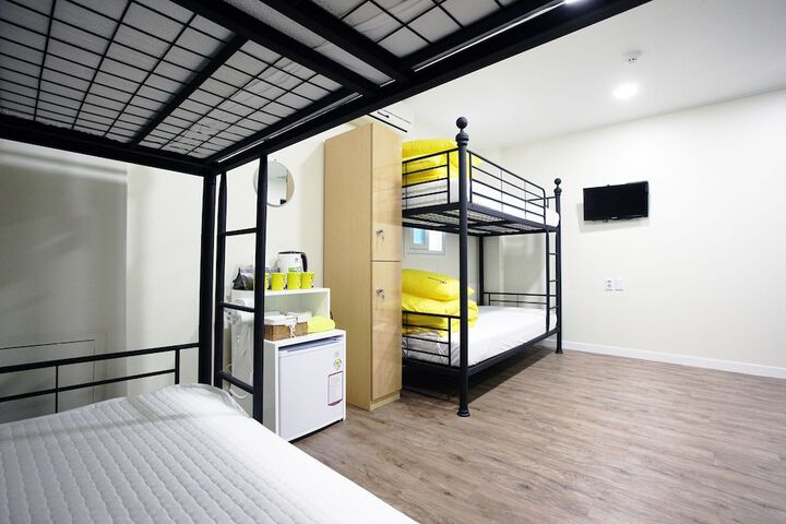 Room 8 of 33