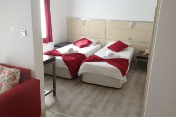 Room 32 of 94
