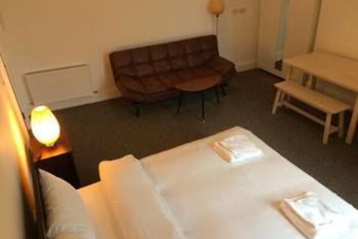 Room 9 of 40