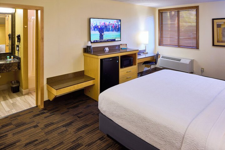 Economy King Bed (3 of 6)