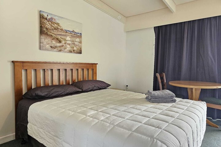 Room 5 of 12