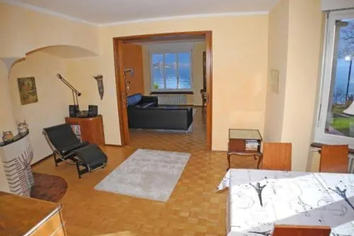 Room 2 of 10