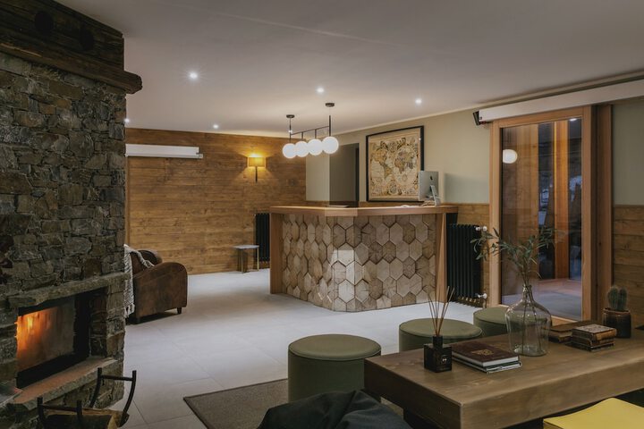 Lobby lounge