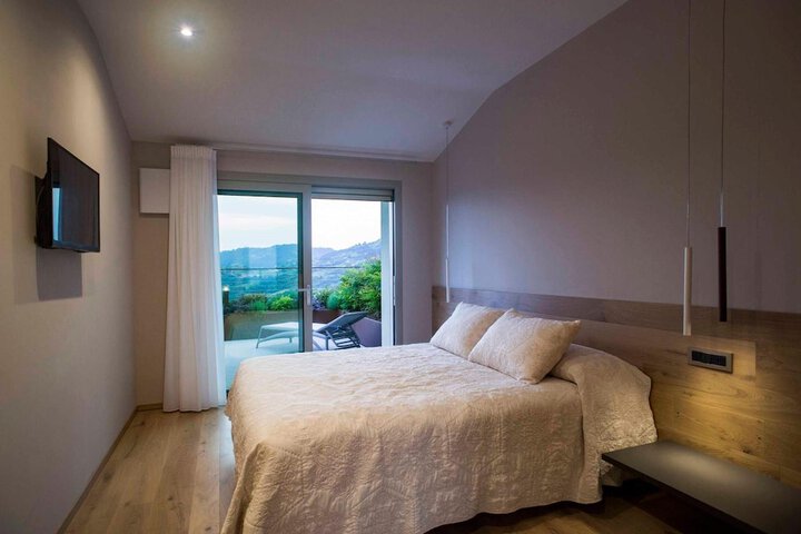 Room 10 of 48