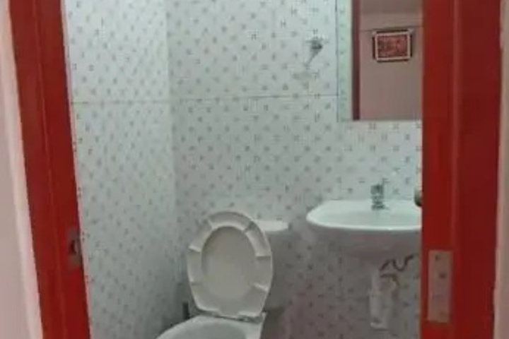 Room 7 of 12