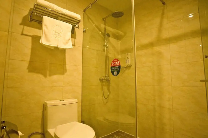 Room 9 of 16