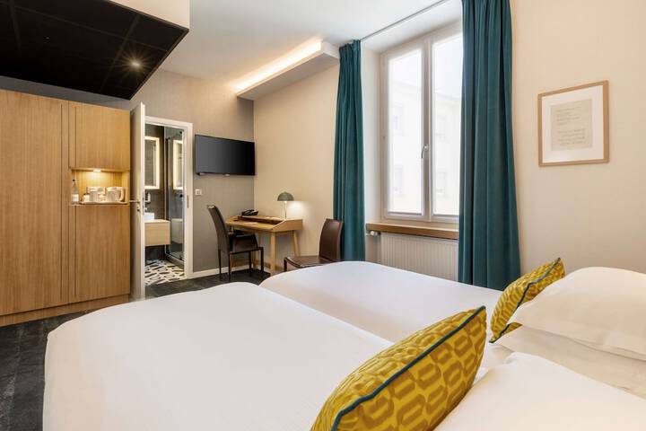 Room 44 of 106