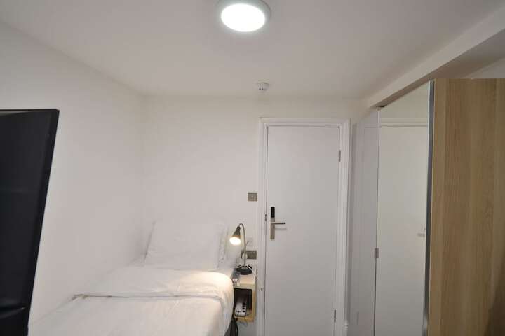 Room 150 of 371