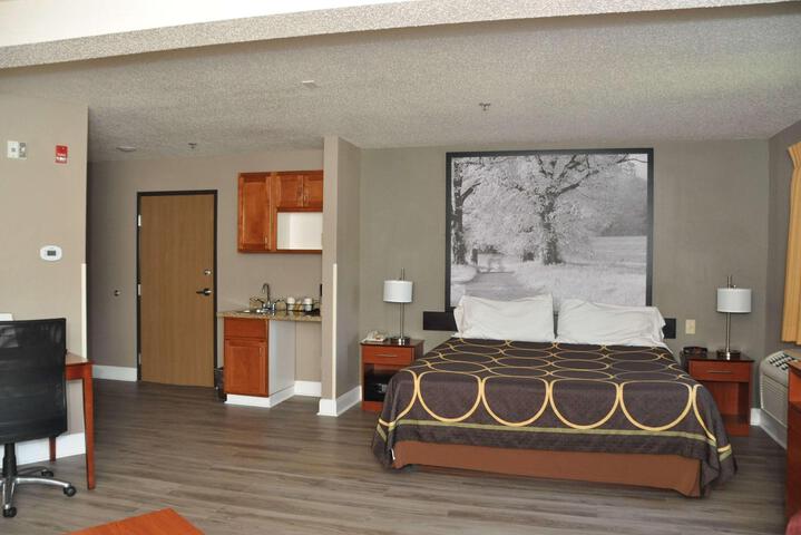 Queen Bed Pet Friendly (9 of 14)