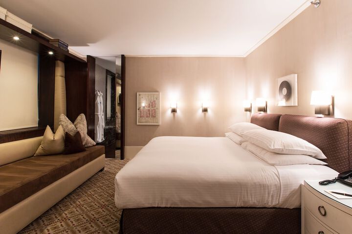 Luxury Queen Bed (8 of 8)