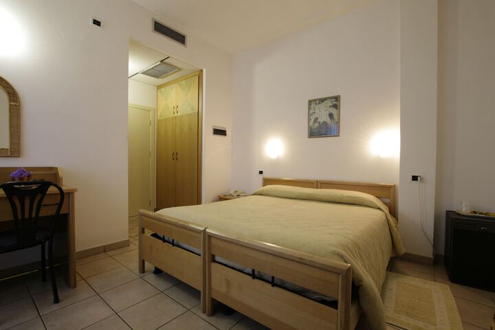 Room 9 of 33