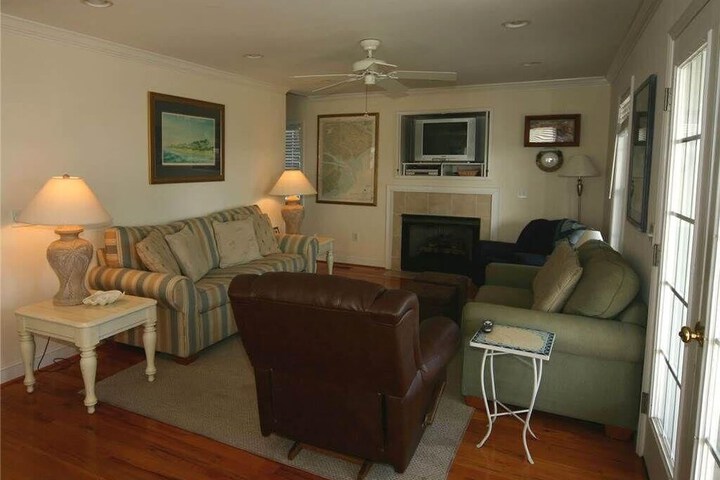Room 8 of 9