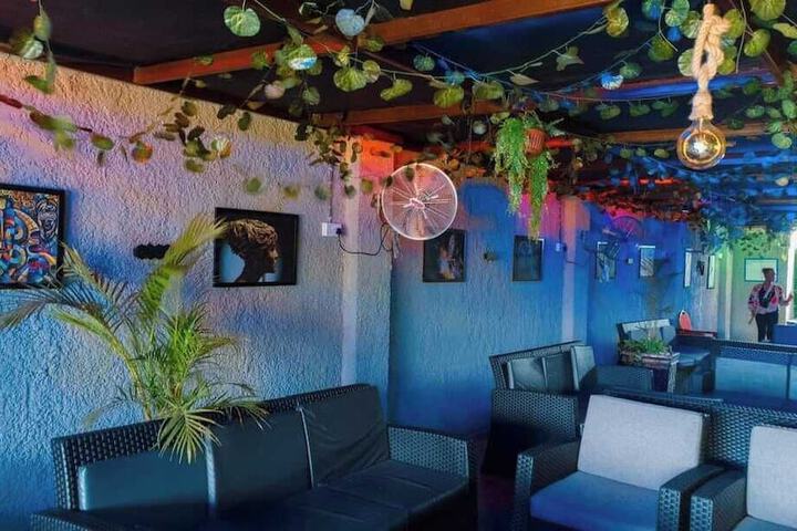 Lounge 20 of 29