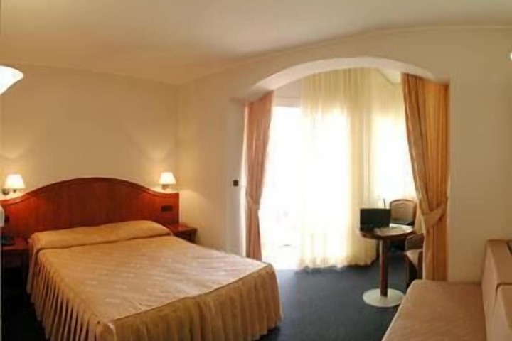 Room 2 of 66