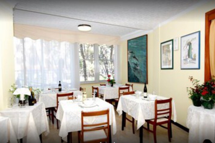 Dining 4 of 12
