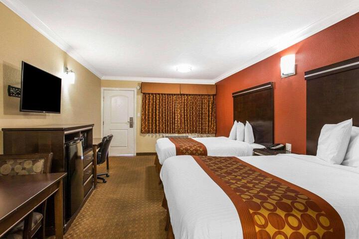 2 Queen Beds (2 of 8)