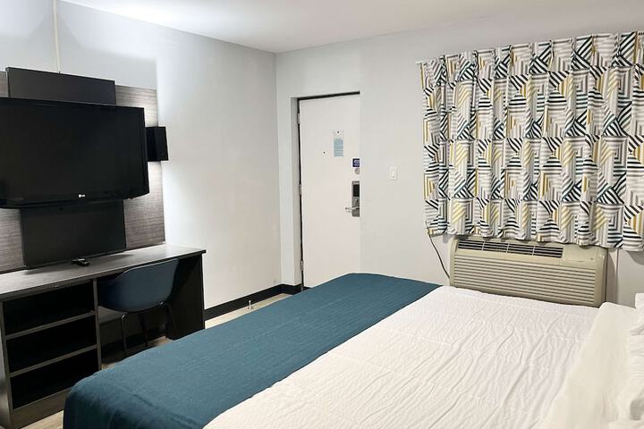 1 King Bed Micfridge (4 of 9)