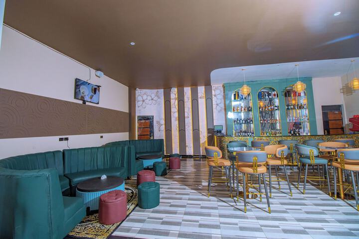 Lounge 107 of 139