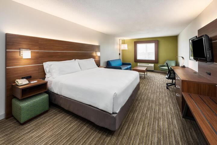 1 King Bed (2 of 7)
