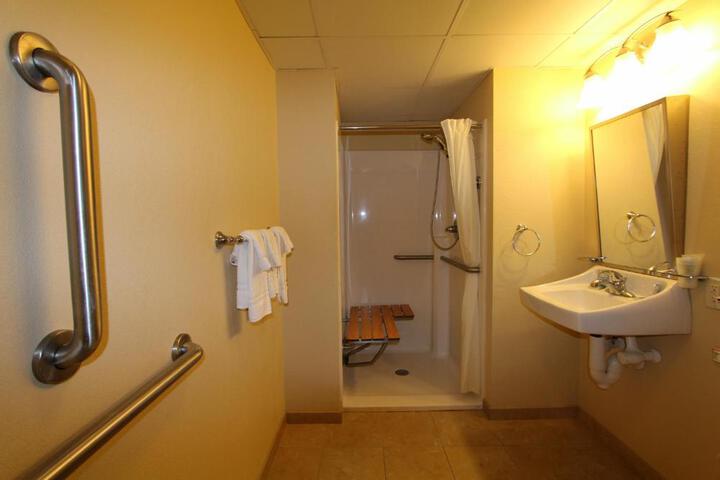 2 Queen Beds Accessible (9 of 11)