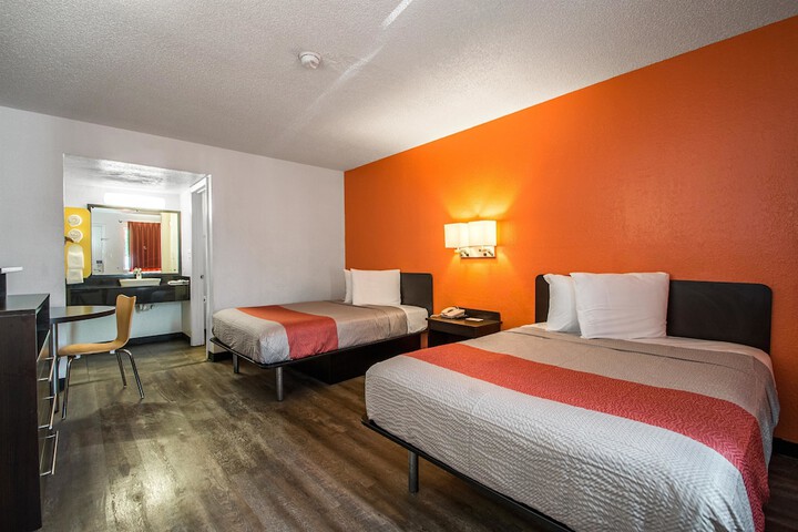 1 Queen Bed (3 of 12)
