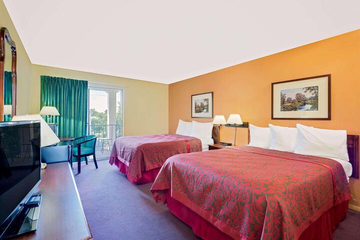 2 Double Beds (6 of 8)