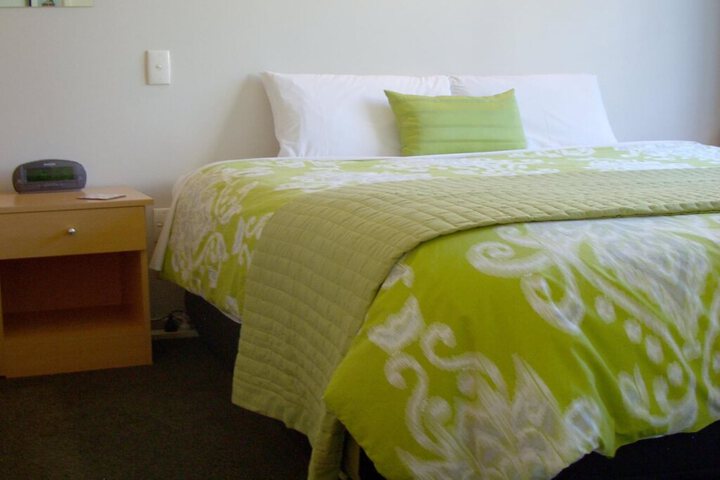 TUDOR COURT MOTEL