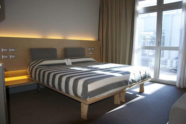 Room 4 of 90