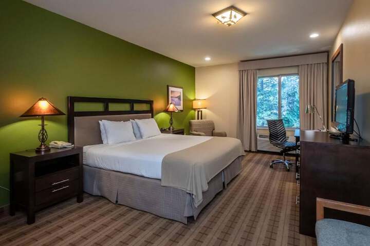Executive King Bed (5 of 7)