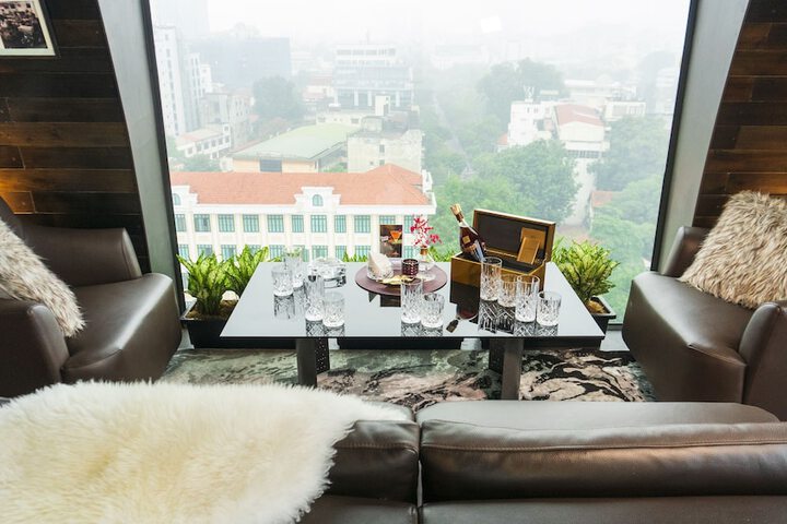 Lounge 63 of 74