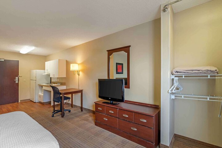 Studio Accessible Queen Size Bed (9 of 13)