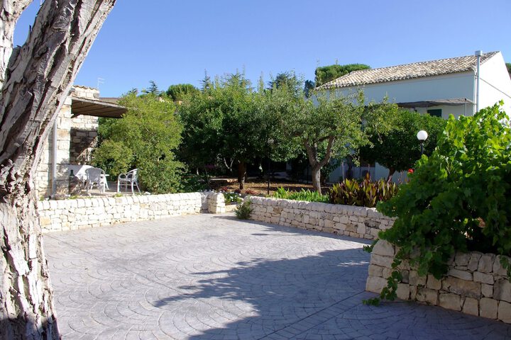 Hotel Exterior 74 of 85