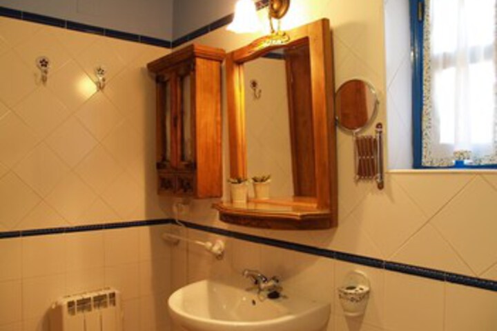 Room 2 of 27