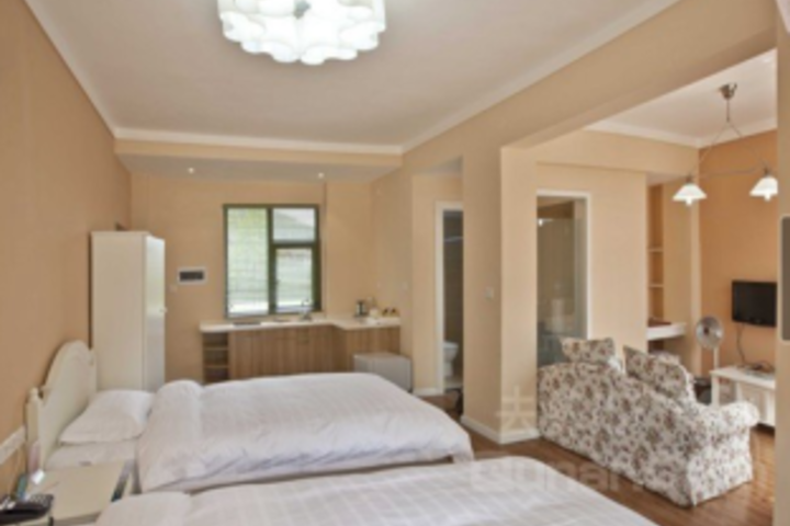 Suite 6 of 8