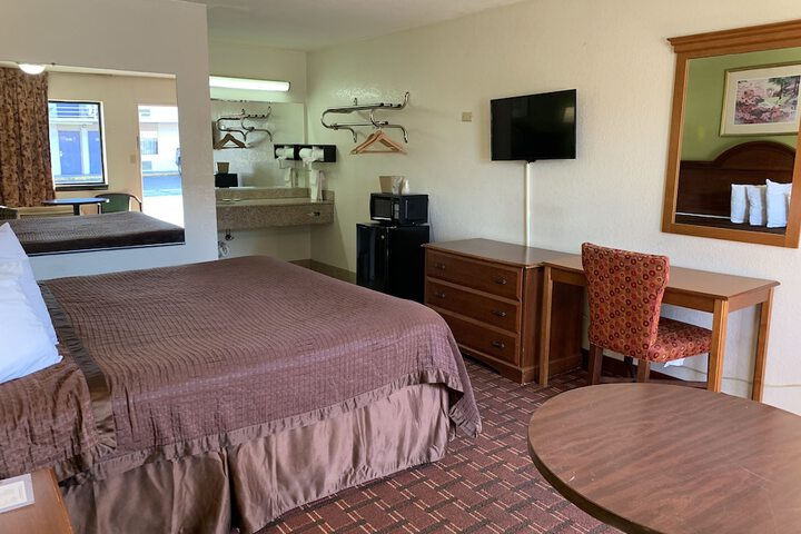Basic Single King Bed (1 of 7)