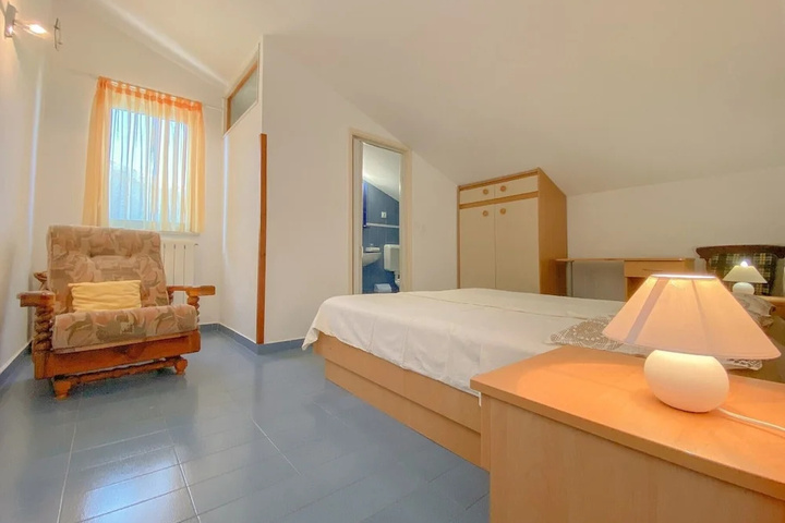 Room 4 of 19