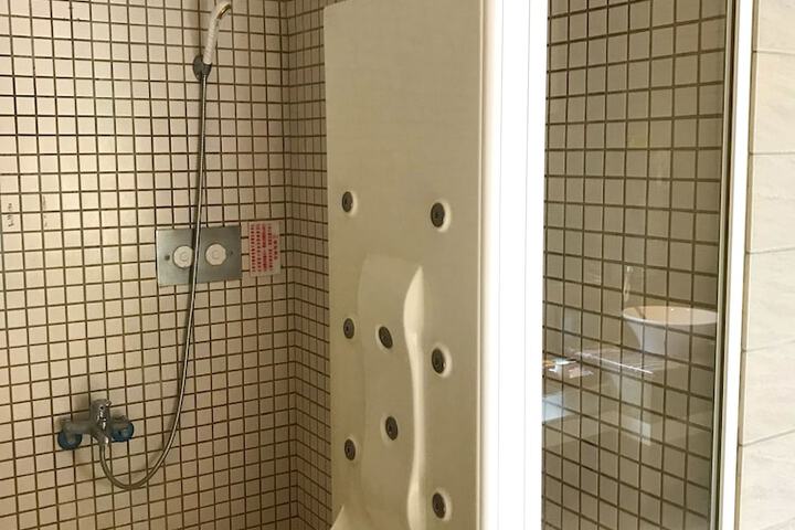 Room 20 of 33