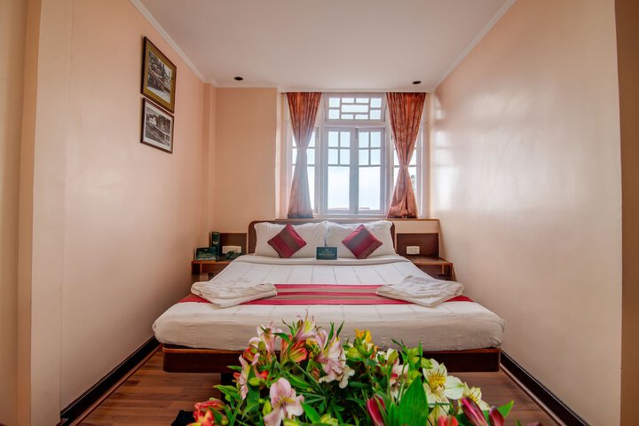 Room 4 of 8