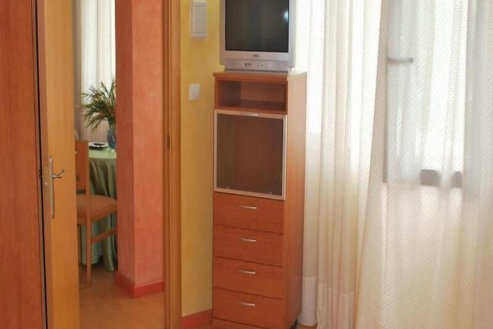 Room 10 of 34