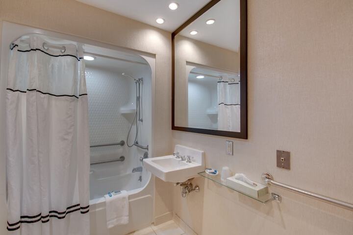 1 King Bed Microwave and Refrigerator WiFi Full Breakfast (1 of 15)