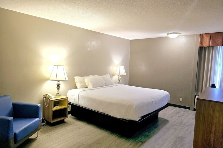 1 King Bed (13 of 16)