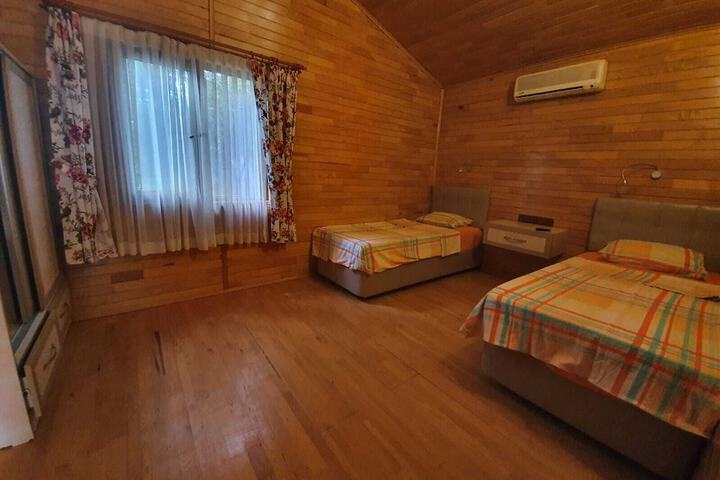 Room 10 of 80