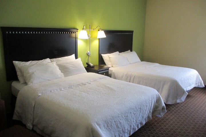 1 Queen Bed (1 of 8)