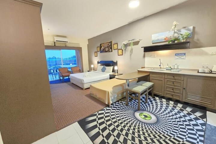 Room 370 of 650