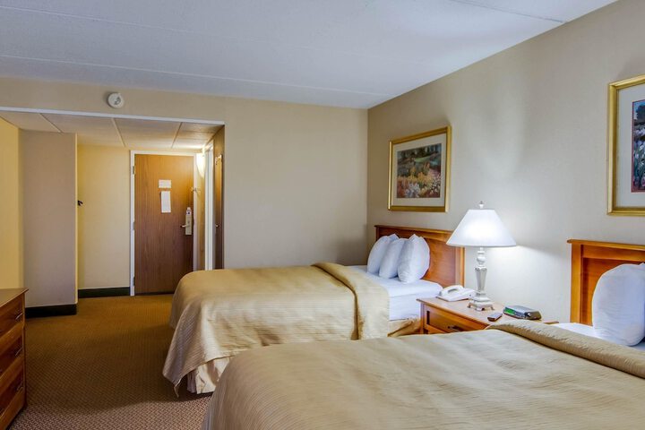 Double Accessible Queen Size Bed (6 of 8)